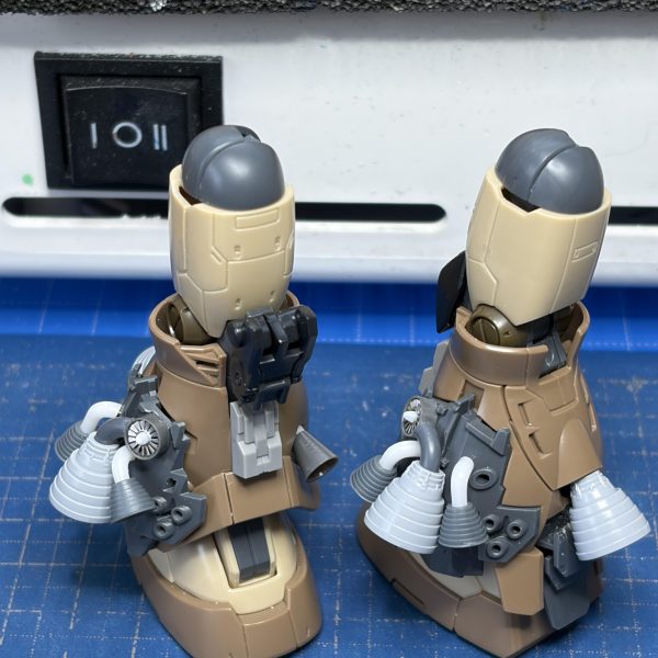 脚周りにこんな感じ基本にして周辺盛って行きます膝まわりスナイパーのトレードマークのジャッキを移植どうするか擦り合わせてみたらガッツリ接着でいけそうです。基部の可動ギミックはオミットノズルは拘って仕上げたいので後付け選択していますが面倒くさいです膝立の姿勢もいけそうですが腰回り盛りすぎてますから、できないかもです😆サイドのバーニア周辺をATF盛ってディテール完成したいです。（2枚目）