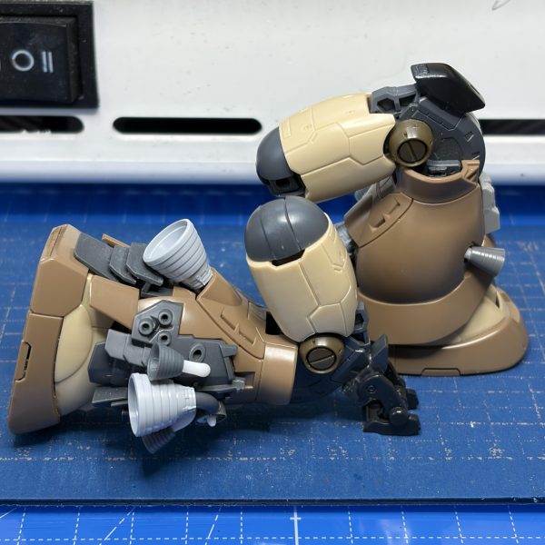 脚周りにこんな感じ基本にして周辺盛って行きます膝まわりスナイパーのトレードマークのジャッキを移植どうするか擦り合わせてみたらガッツリ接着でいけそうです。基部の可動ギミックはオミットノズルは拘って仕上げたいので後付け選択していますが面倒くさいです膝立の姿勢もいけそうですが腰回り盛りすぎてますから、できないかもです😆サイドのバーニア周辺をATF盛ってディテール完成したいです。（4枚目）