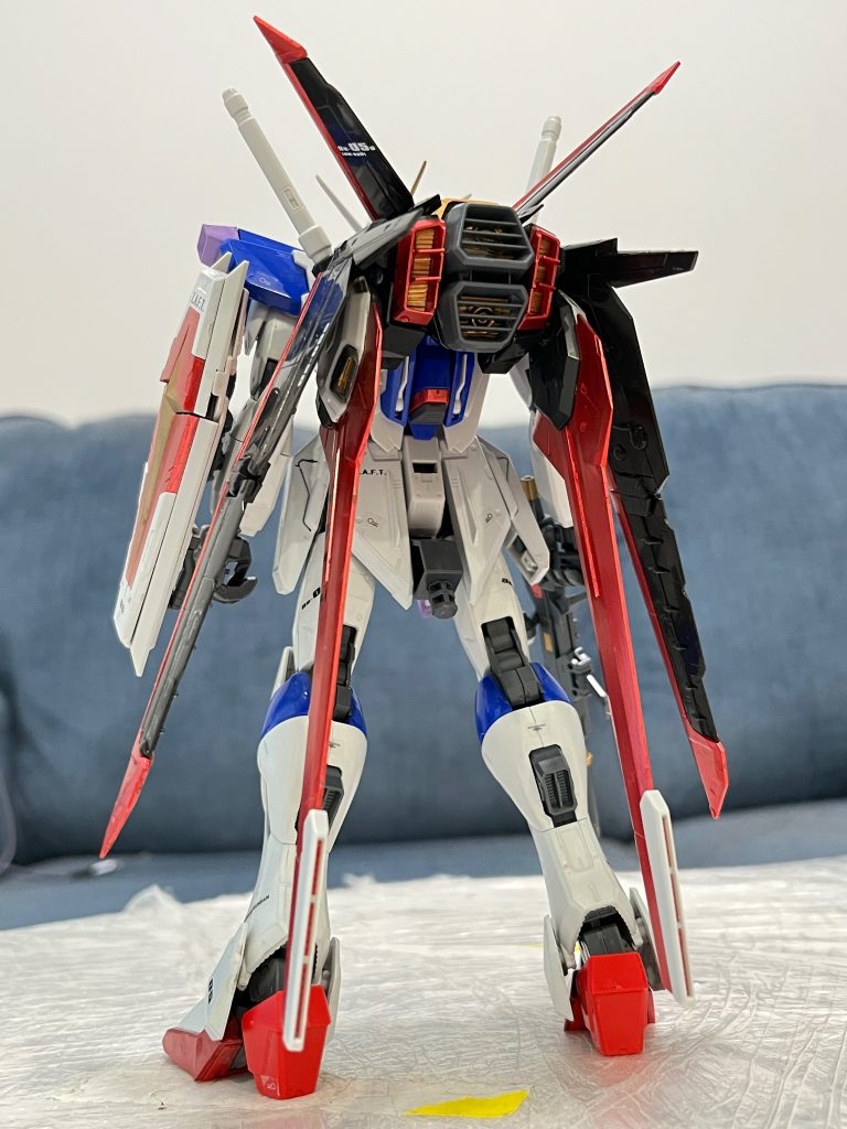 「エールストライカー」のウイングはMG ストライクガンダム1.0のように折り畳みができます。スラスターはゴールドで塗りました。地球連合のものではないから「ストライカー」と呼ばれるはずはないと思います。もしよかったらその名前を教えて頂ければ幸せです。