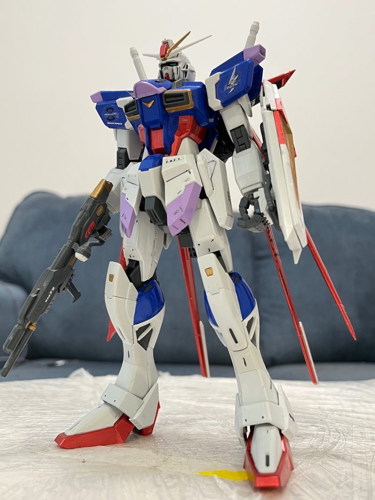 あの時点でスミ入れだけで仕上げたため仮組みはしませんでした。白は成形色のままグレーに見えます。ウイングのメタリックブラックを除く(その分解は怖いです！)、ガンダムマーカー塗装と言いましたが、思ったより時間が掛かりました。