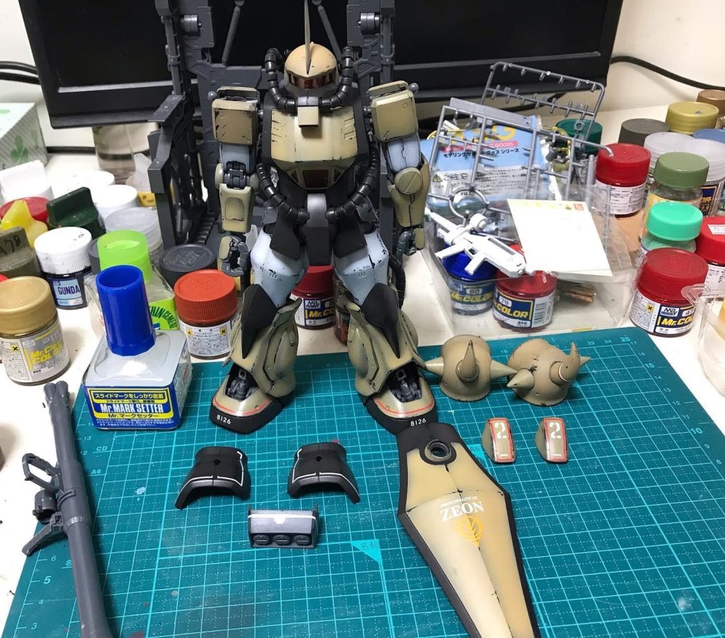 　適度に塗装を剥がしたらデカールを貼り付けます