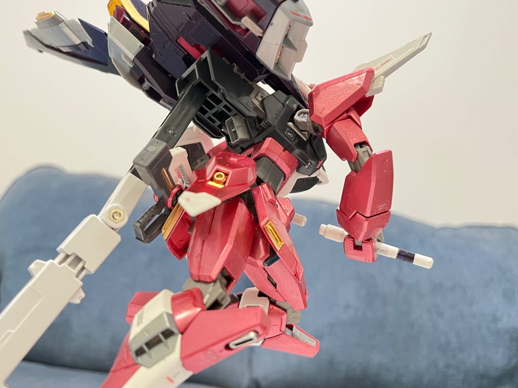 腰部を回して左のサーベルに連結します。