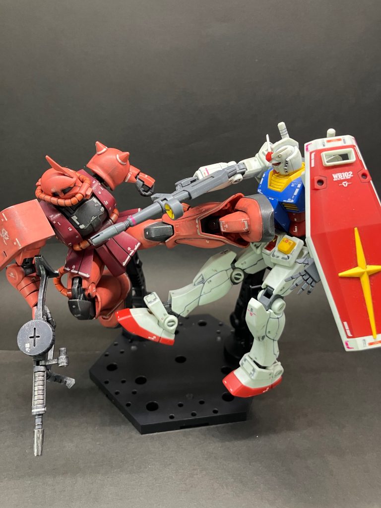 そう言えば、この二つを買いに行った時、レッドコメットverっていうのと並んでいて「どっちが普通のシャアザク？？？」と悩んだのも良い思い出です。…今なら分かりますよ？w
