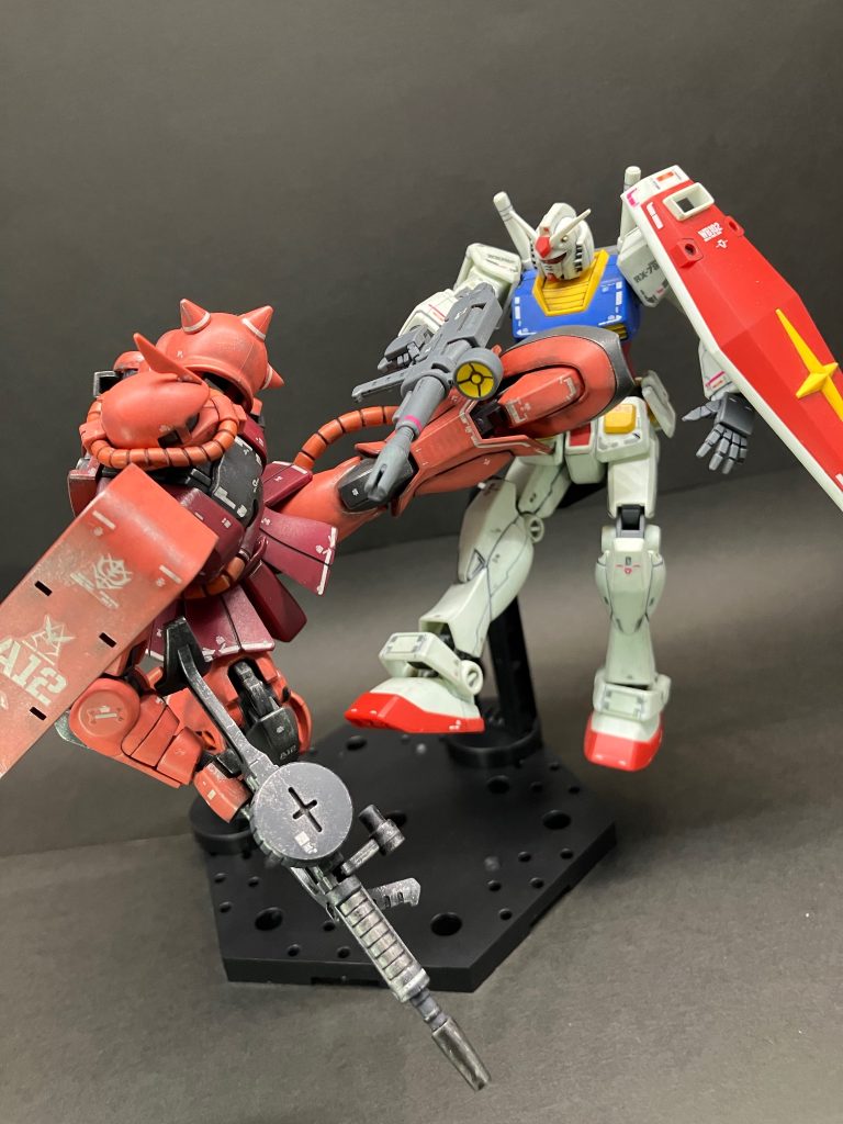 ザクに蹴られる為だけに作られたガンダムでしたのでお色直し出来て満足です。それにしてもアクションベースってすごいですよね、このバランスでも倒れない！