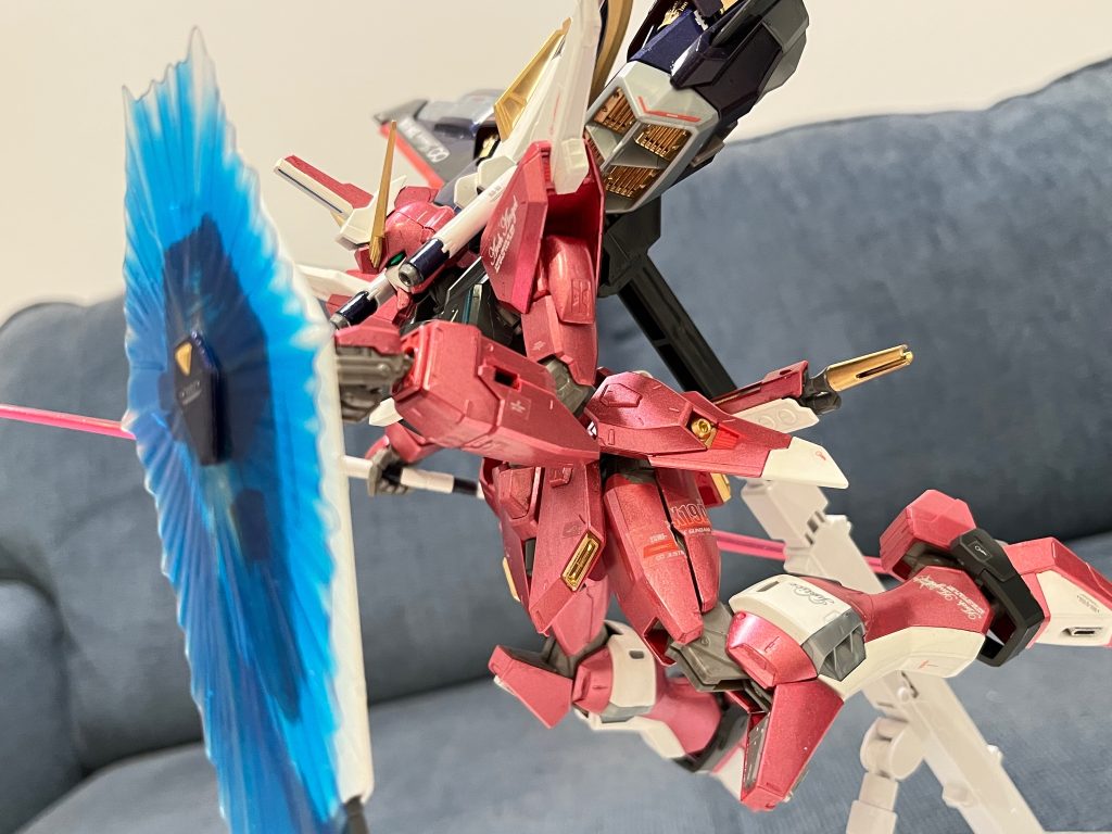 第43話「反撃の声」より印象的なデスティニーからの斬撃を防御します。