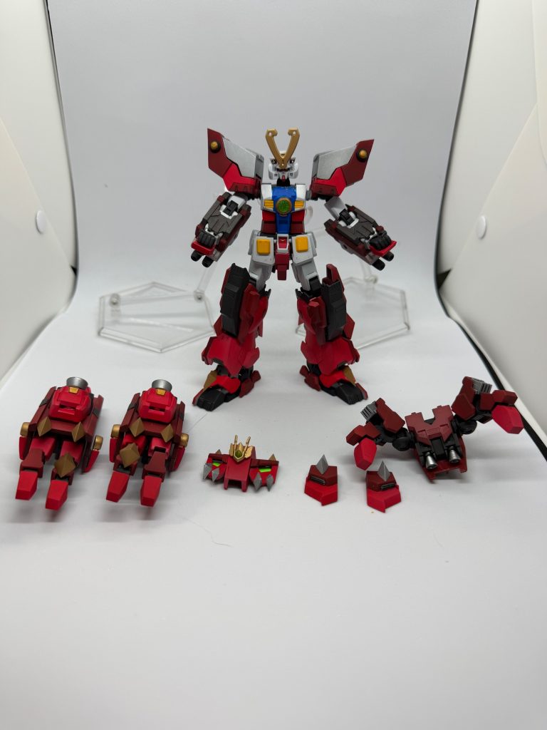 鎧を脱がせるとこんな感じ。素体は基本的にオリジン版ガンダムでありながら、胸部分を若神丸の元ネタであるシャイニングから持ってきたりとか、肩をシャイニングからのパテ盛りでほぼ新造したりとか、いろいろと手がかかってます。頭部はEGガンダムからのパテ盛りですが、ツノはデミバーディングに使えるパーツがあったので思ってたより簡単にできちゃいました。胸鎧はセラヴィーシェヘラザードの爪先とバルバトスの腰アーマーを元に、腰鎧は戦国アストレイの肩アーマーを元にそれぞれスクラッチしてます。それぞれ本体に埋め込んだ磁石で接続。両サイドの肩鎧はプラ板およびEGガンダムとEGストライクのパーツをああしてこうしてスクラッチ。こういうとき入手性の高いキットはほんとうにありがたいです。バックパックはダンタリオンの外装を基部に、戦国アストレイの膝パーツやグレイズのパーツで「スラスターであり、かつ指にもなる」フォルムを目指しました。&nbsp;