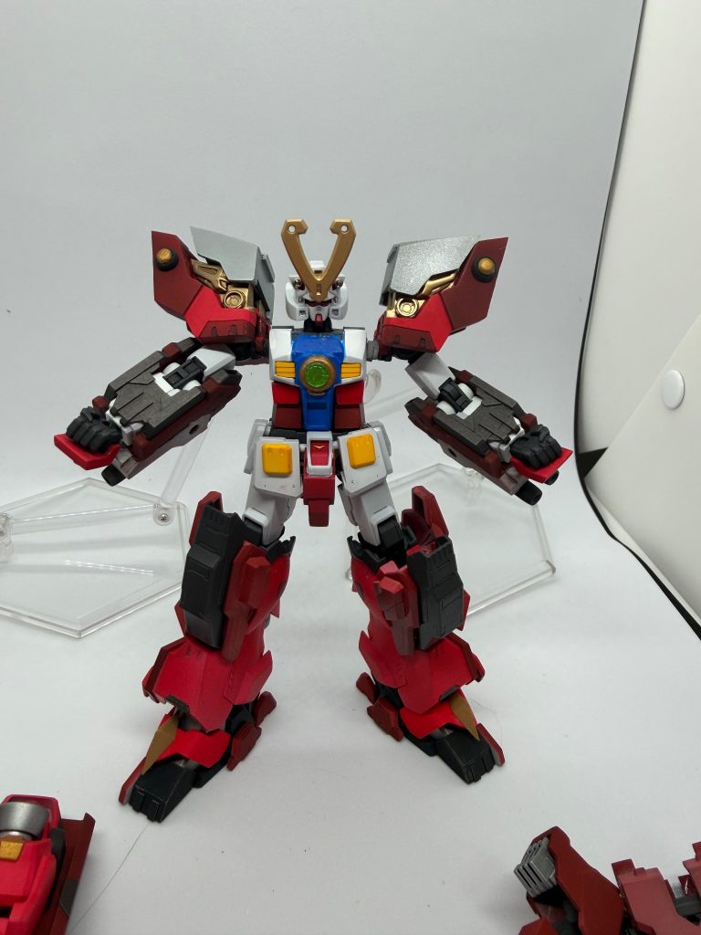 ささやかなオリジナルギミック、肩の展開によるスーパーモード！ネオジム磁石とマグネットシートの併用で、スライドするような形で簡単に変形します。