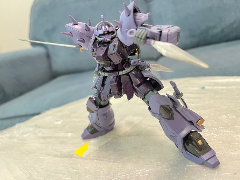 胸のセンサーをメタリックグリーンで塗りました。モノアイはジュエルシールを使用しています。
