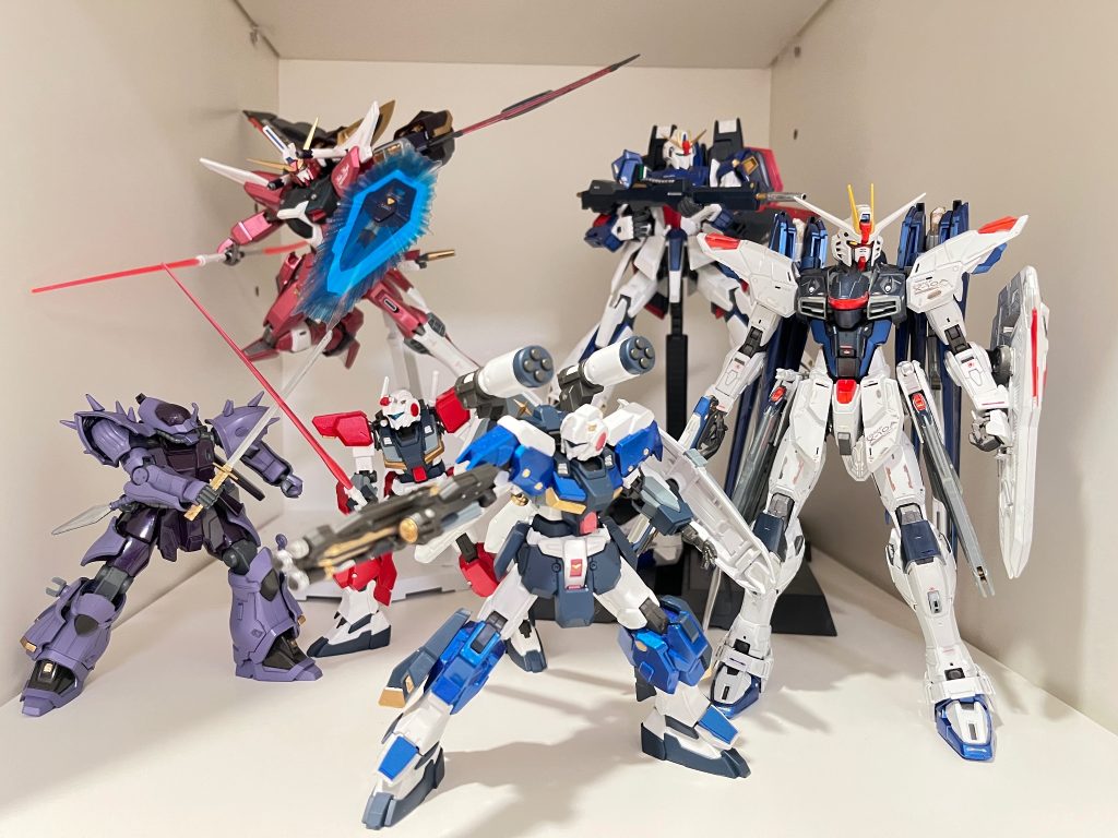 一階にも過去作ばかりでごめんなさい。GUNSTAを通じて日本と世界のモデラーさんを繋がるのはとても不思議です。初めてGUNSTAを知るのは四年前いろいろの作例を探していたどころでした。当時の私は「投稿してみるか」を考えながら「このガンプラも日本語もダメな私もできるかな」の気持ちで 「Gundam Thunderbolt」より限定品であるフルアーマーガンダムとサイコザクを投稿しました。ちなみに投稿しよう時「拝見させていただいて」ではなく「見せてもらって」を書きました！もう少しで失言してしまうのは必ず反省します。