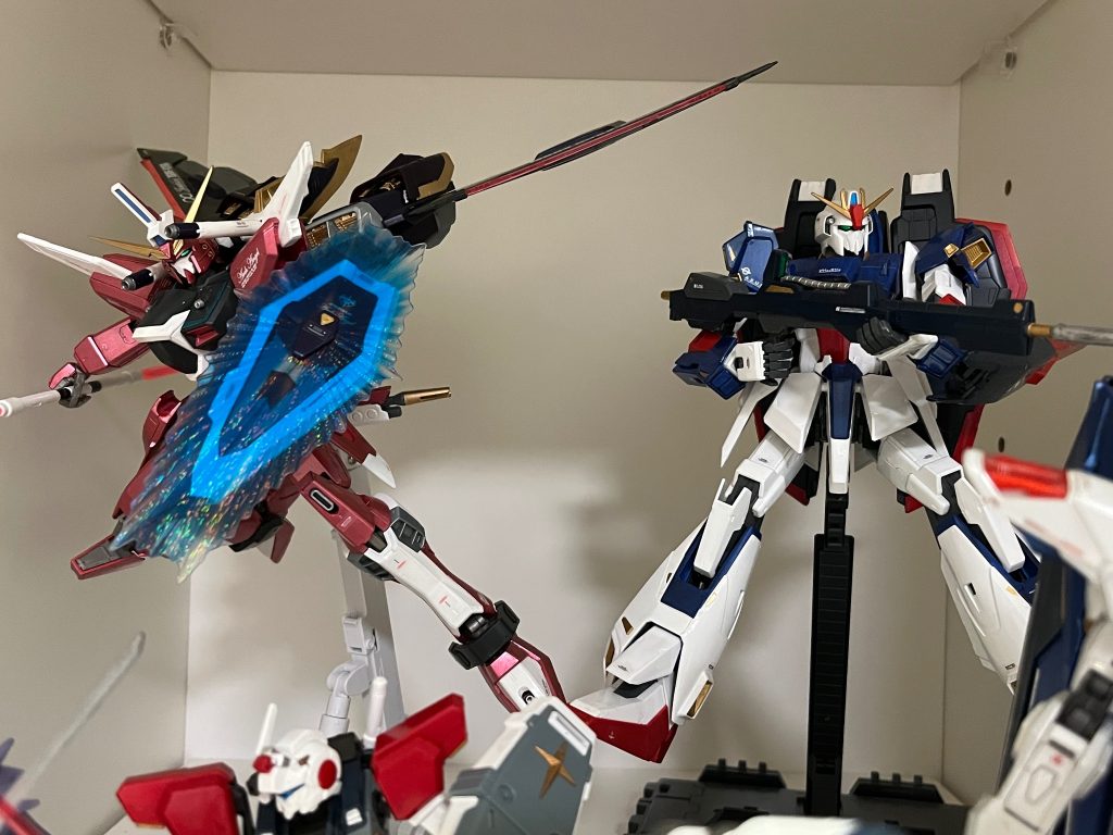 後ろのインフィニットジャスティスとゼータガンダムを見えるようにズームショートをしました。みんなさんからのいいねと優しいコメントは励みになります。30代の私ですが、来年医者助手 (Physician Assistant)の一年生になります。まだ想像以上の忙しい日々が来るまでもっとガンプラを楽しみたい、日本語も頑張りたい。ここまで読んでくれてありがどうございます。