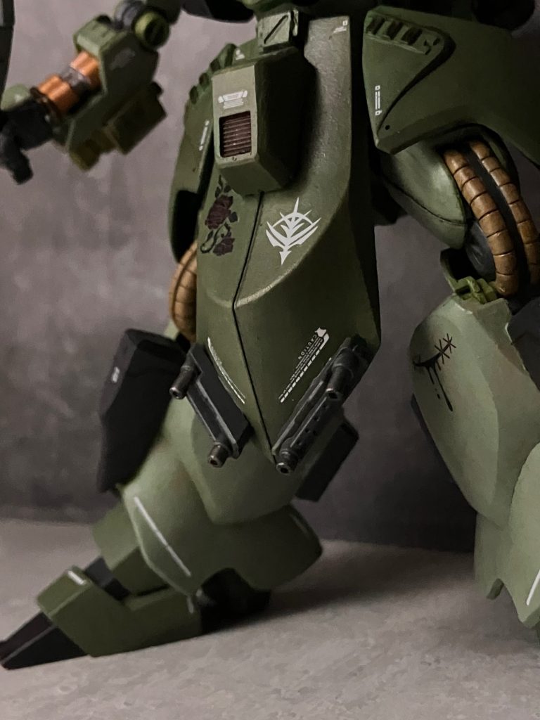 肩アーマー、フロントアーマーに薔薇を所々に棘とトゲから流れる血🩸？涙のマーキング