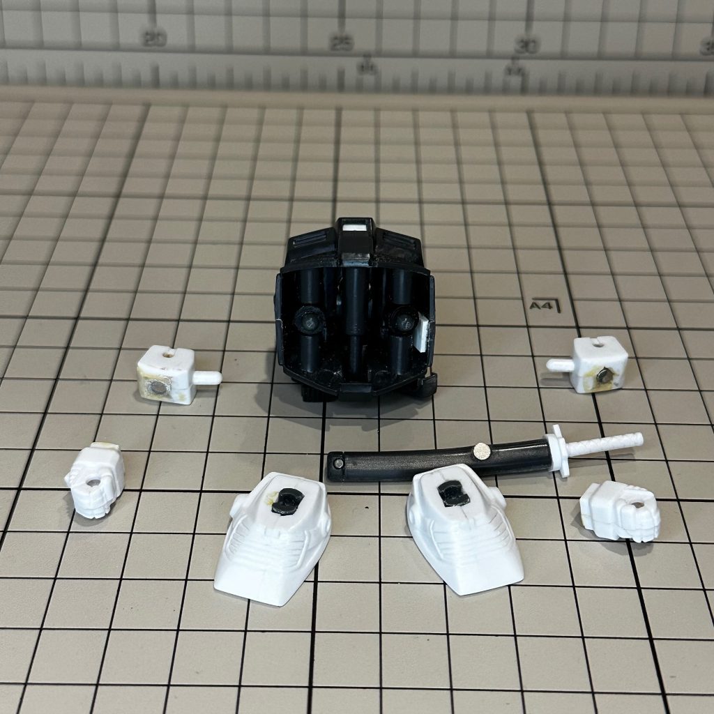 前腕は切り離してネオジム磁石で可動できるように。鞘と額のシーサーもネオジム接続にしました。足はボールジョイント接続にしました。