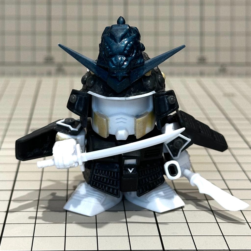 キットにないディテールをプラ板とアフターパーツで製作。腰のVマークや兜の星も作りました。