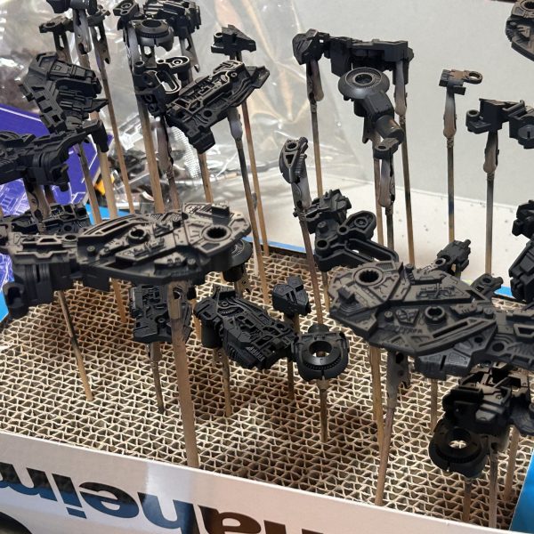 先週から取り掛かり、ようやく終わりました。脚のフレーム関係だけでHG1体作り切った感があります。金のパーツは塗りません。濃紺のパーツはミッドナイトブルーにしました。（3枚目）