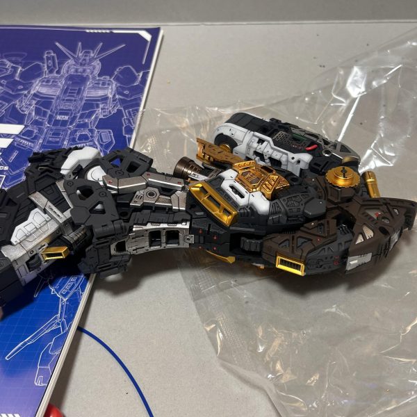ここまでで10日掛かってます。塗装とエッチング、３Dメタリックシールを貼りながら完成しました。外装をつけたら、スミイレもエッチングも３Dメタリックシールも全て隠れます。努力がなかったことに。。。カーモデルの足廻りやエンジンルームと同じで、ボンネット開けたりホイールの脱着しない人には不要なディテール。しかし、作り込む。PGUだし、やっておきたくなります。次は腰部と胸部みたいです。電飾もあるので、慎重に作業せねば。（3枚目）