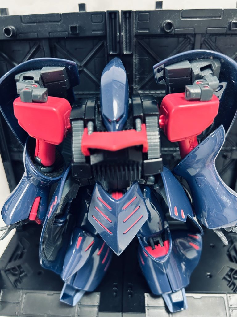 　ノーマルスーツを確認し、ハッチを開くと、そこに濃淡で美しい流線型のシルエットを纏ったモビルスーツが着艦した。「これ、キュベレイって機体？」「改造機だろうな」　モビルスーツ・デッキが閉ざされ、機体のコクピット・ハッチが開いた。　そこには緑と黒のノーマルスーツを着た細身のパイロットが姿を現した。そのノーマルスーツはかつて旧ネオ・ジオンのニュータイプ部隊が使用した物に似ていた。「まさか、子供？」　ヒルデマリーたちが呆気にとられていると、そのパイロットはこちらに降りてきた。　ヘルメットを脱ぐと、目元までかかった栗毛色の髪の可愛らしい顔が見えた。その容姿は整っていて、中性的である。「ロミオです。よろしく」　そう言う声は高く、女性の声に聞こえるが、確かに男性の声である。「ロミオ…シェイクスピアがお好きで？」　リリーが軽率に出た。「文学ってのは好きだけど、僕が決めたものでもないから」「イイ顔してる」「ありがとう」　ロミオは少し笑ってみせた。「隊長さんっていうのはあなた？」　ロミオはヒルデマリーの方を向いた。「ええ、私がこのＭＡＵヒルデマリーの隊長のヒルデマリー・ペーターゼン少佐です」「よろしくね、少佐」「ところであなた階級は？」　リリーが訊いた。「特にないさ。でも中尉ってとこかな？」　それにしては生意気であるとリリーは疑念をもつ。それを見てヒルデマリーが、「ニタ研のお墨付きってやつなんでしょう？」「ペーターゼン少佐はいい人ですね」　ロミオが少し意地悪そうに言った。「ロミオ、アンタの護衛にはこのリリー・ハレルセン中尉とフレグ・ヒル少尉が付く。理解はできていて？」「後ろの仮面の人は？」　ヒルデマリーが振り向くと、背中で腕を組んだシスターが立っていた。「シスター、来てたの？」「ええ。私も出撃させてもらおうかってね」「あなたは休んでおきなさいな」「折角あなたが非番なんだから、私が好きをしたって構わないでしょう？」「あのねぇ…」　ヒルデマリーがため息をついた。「護衛は多くて損はないですよ」「あなたねぇ！」「隊長さんだってのはわかってますよ。でも今回は自分が依頼したんです」「彼女は私と一緒にスサンドラのブリッジで指揮官ってのをやってもらいます」「…仕方ないか…」　シスターが落胆した。「それで、今回の作戦はラビアンローズ級の残骸に潜伏して、近寄った連邦軍を始末するってことでしょう？」「そうよ。隊長はロミオくんにやってもらいます」「そのつもりです」　ロミオは途端に機体のコクピットに蹴り上がった。「ちょっと！　装備は整っているの？」「いるさ！　このヘルマプロディートスをみくびってもらっては困るんです！」　ヒルデマリーはその名に感じた痛々しさにムッとした。「いい名前でしょう？　ふふっ」　それは皮肉である。「ええ、ごたいそうなこと！」　ヒルデマリーも返した。「リリー、ヒル少尉、発進準備を！」「「了解」」　三人がコクピットに潜り込むといつも通りにジェネレーターに火を入れ、全天周囲モニターがパッと光った。