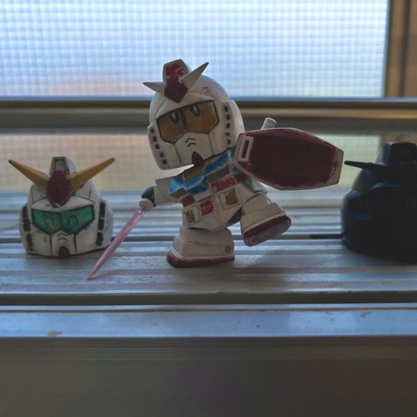 閲覧ありがとうございます。＾＾水性トップコート も乾き 白色 の 余白&nbsp;と爽快感 の ある&nbsp;色付け。。。とりあえず進めなきゃ、と少し濃い目にするとやっぱりメリハリ をつけたいな と陰影 &nbsp;を付けて みましたが、如何でしょうか？（ハンマー持ち画像が現状）昨日はこっそり塗装出来たので大満足で寝る前に仕上げて気付けば夜明け前…😱色付けは水彩色鉛筆を使用し仕上げは水性トップコートします😁&nbsp;（3枚目）