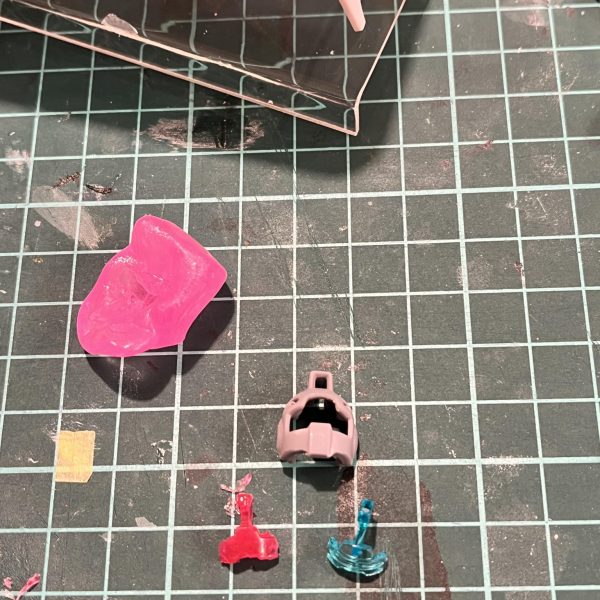 今作っているジムスナイパーⅡのバイザーの色をどうしても変えたいのでレジンでの複製にトライしてみました。&nbsp;初回なのでHGUCジムのバイザーで実験。初めてにしては上手くできたかも！？とか思ってはめてみると、、うーん欠けてんな。（2枚目）