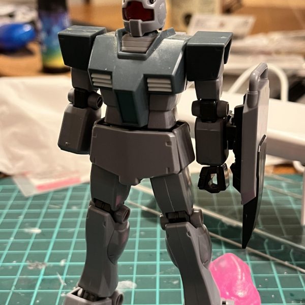 今作っているジムスナイパーⅡのバイザーの色をどうしても変えたいのでレジンでの複製にトライしてみました。&nbsp;初回なのでHGUCジムのバイザーで実験。初めてにしては上手くできたかも！？とか思ってはめてみると、、うーん欠けてんな。（3枚目）