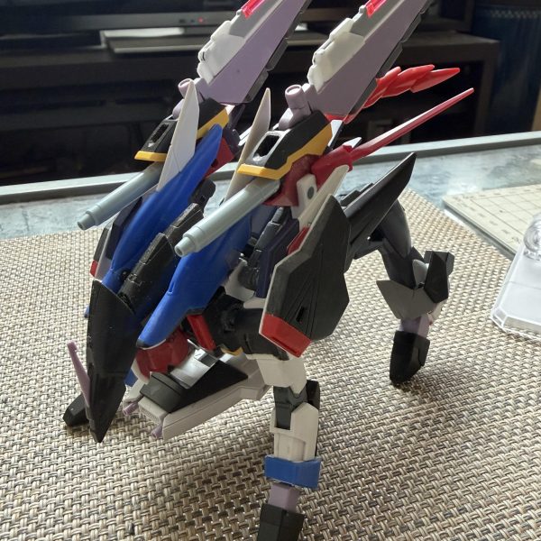 武装面と足首変えました。変形時のバランスどうかなぁー手持ち武器がイメージつかない…もう少しイジりたいと思います。（5枚目）