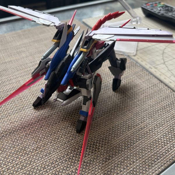 武装面と足首変えました。変形時のバランスどうかなぁー手持ち武器がイメージつかない…もう少しイジりたいと思います。（6枚目）