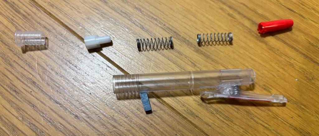 作り方！まず、ボールペン（コレはパイロットのジュース）を分解します！そして、上側のボディにノックキャップ→バネ（好きな数）→白いギアのようなパーツ（ボールペンの）→下側のボディを切ったやつの順番で組み直します！持ち手はランナーの名前の部分を流し込み接着剤で、二枚合わせて、その後、形に切って、ボールペン側を少し平らに削り、そこに瞬着でつけてます！ちなみに、下側のボディのネジ部分を短くするとバネの可動距離が増えて体感、ちょっと威力が上がります！（画像はノーマル）プラシーボかもなーバネはボールペンに付いているものが最大三個入るけど、暴発したりするので、二個がお勧め！バネを2.5個に出来たら良いかも？逆向きに付けたクリップは、肩に当たるので、外しました！スコープは、寂しかったので、ボールペンのノックキャップをつけた！さらに、下側のボディ（ゴムのグリップがついてた側）を長くすると摩擦？の影響であんまり飛ばないから短くすると良いかも？