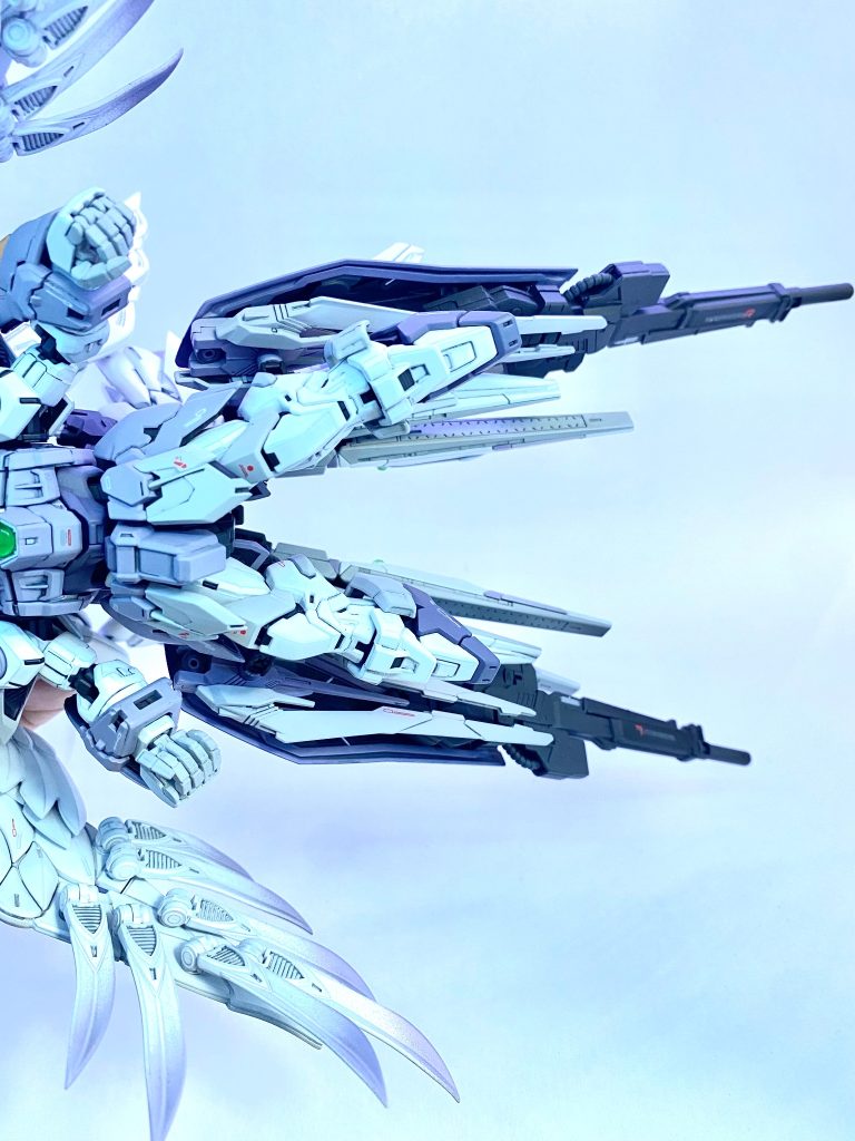 また、近接戦闘等でライフルが邪魔な場合やシールドが破壊された等でバードモードにならずに移動する際にはバスターライフルを懸架可能。全長は伸びるが両手が使えるので結果自由度は高い模様。