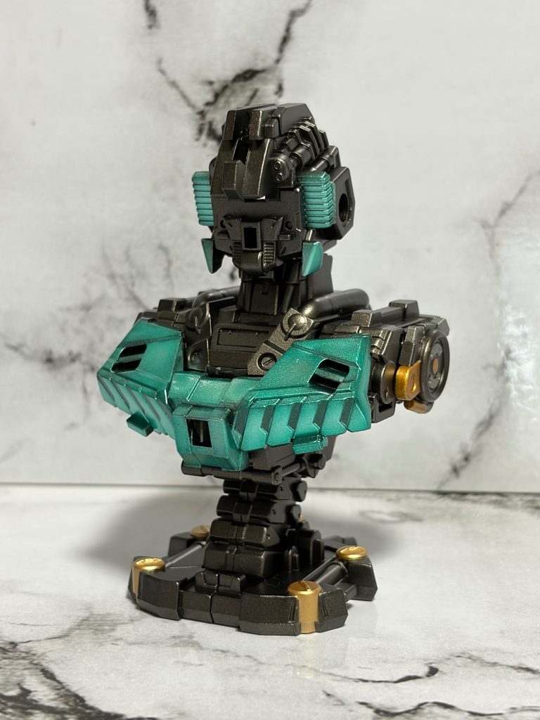 サイコフレーム部分は、ガンメタルを下地に使用し、その上からシルバーでグラデーション塗装を施しました。さらに、調色したクリアーグリーンを重ねることで、発光しているような質感を表現しています✨