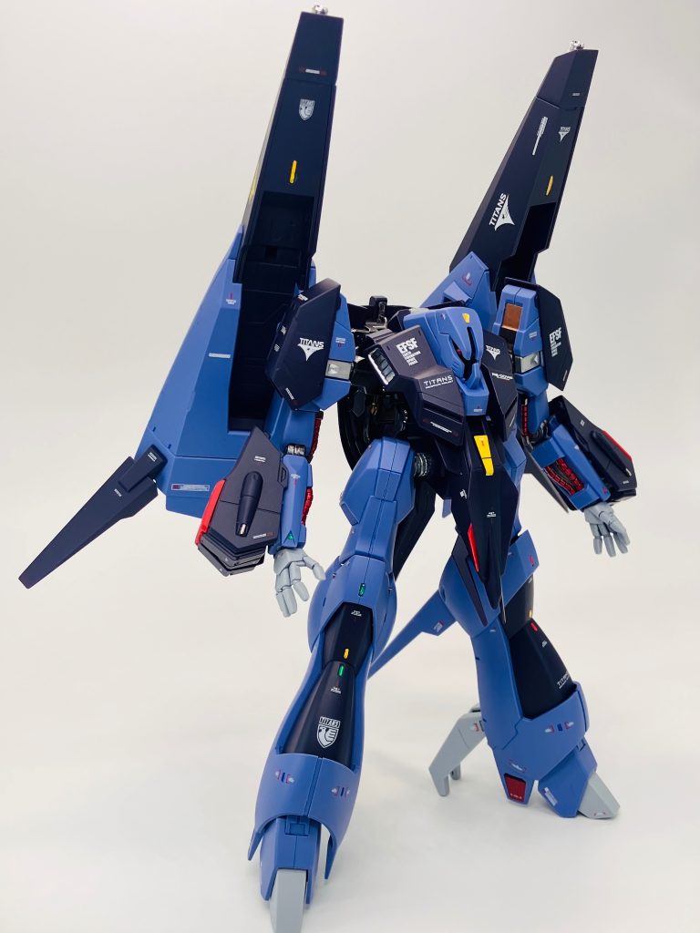 今回も関節部分を中心にガンダムマーカー、ガーレリー、シュナイダーのメタリックマーカーを🥴　デカールはホワイト&レッドのコーションデカール🥰