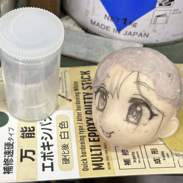 閲覧ありがとうございます。✨リクエストで！また 再開 する 予定ですが少し やる気 が 無いんです。🙏でもやるしか無いんです。だって関連制作の投稿、少しずつ 閲覧数 が増えてるんですもの。笑&nbsp;この作業画像にヒントがあります。因みにエポキシパテの成分に 書いてないですけど&nbsp;独特のブタル酸系 の&nbsp;きつい匂いがしてます。😰パテを水スプレーで濡らしながらこねて（発熱で水分は飛ぶので大丈夫）臭いし手洗いしてね。それと この顔はルールカ っぽい やつを お試し中です。&nbsp;以上と成ります。😌（3枚目）