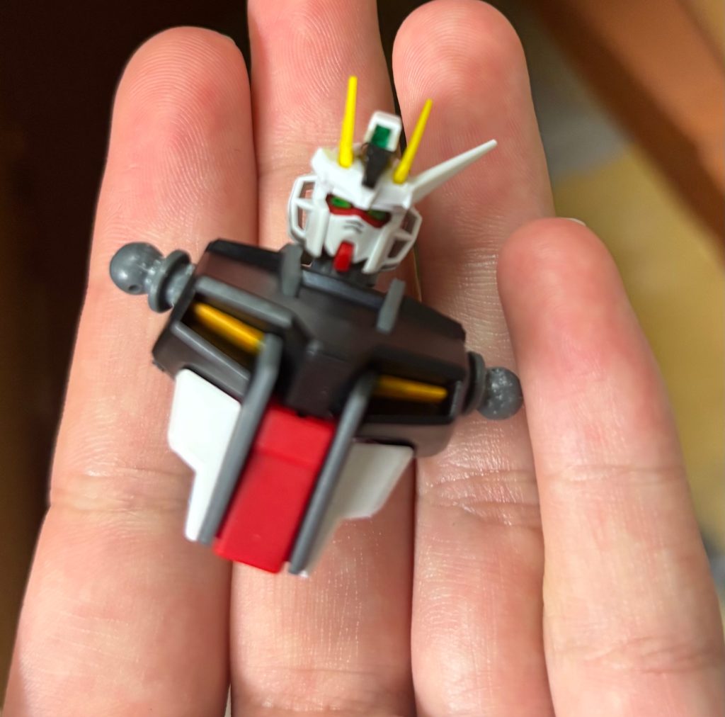 追記違和感があったので目と腹に手を加えてさらにνっぽくhttps://gumpla.jp/hg/25405547↑ペットボトルロケットのやつ（ストライクされて鳥になるストライクくん