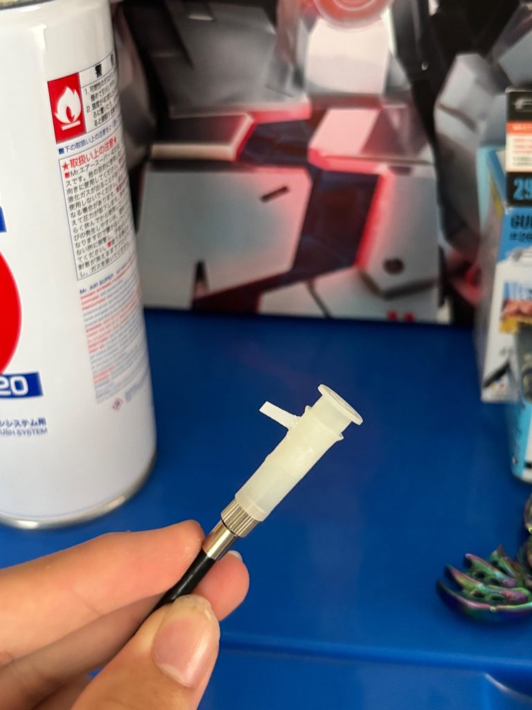 こんな感じです。チキンの声帯にエア缶を直結させてます！そして、ランナー製の持ち手を引っ付けました！