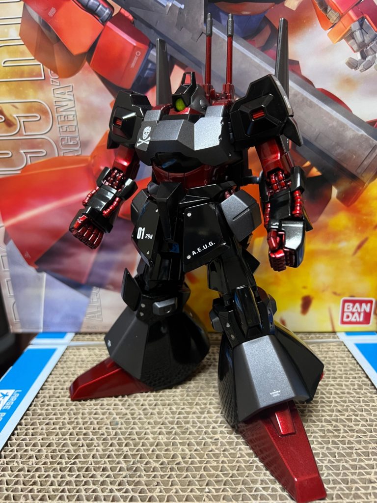 足の甲は汎機の膝部分を接着してあります。