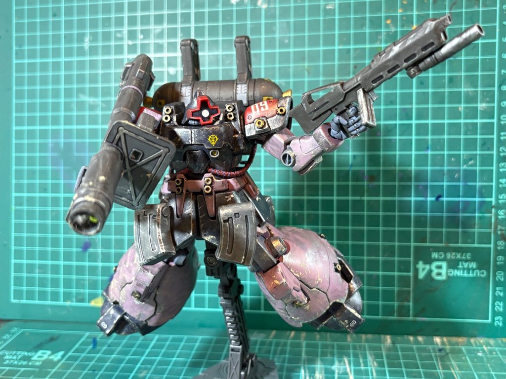 サンダーボルト特有のスラスターを追加。腰のパイプも追加しました。