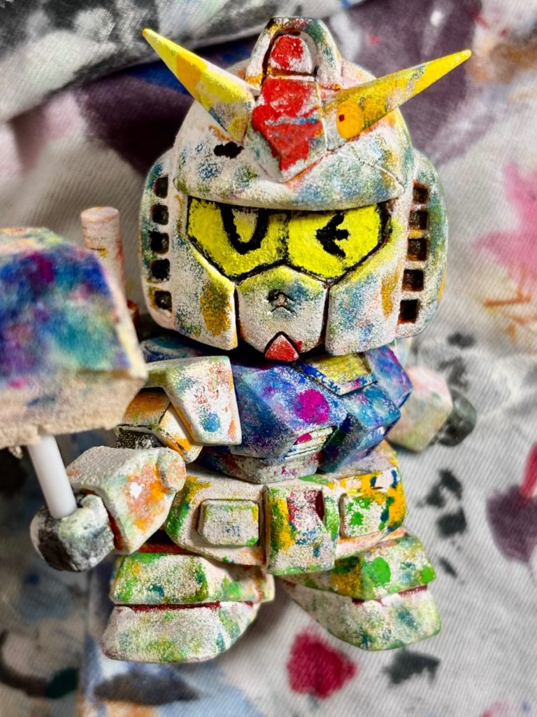 こちらはアクリルガッシュ をコスメ用 スポンジ でスタンピング 塗装？のリペイント を したガンダムくんです！　以上と成ります。笑