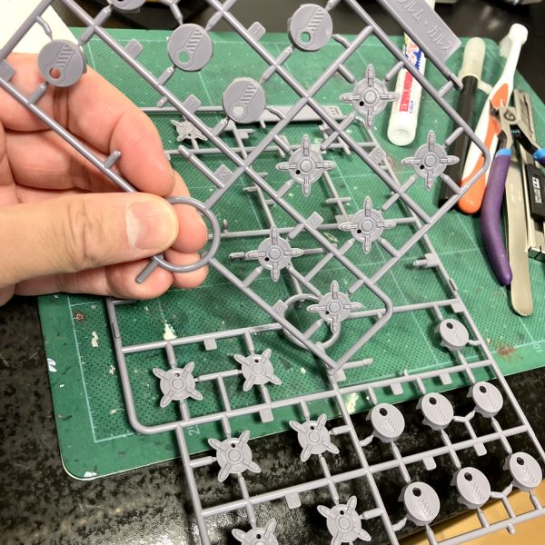 🤸アクロバティックな登場シーンでダイナミックエントリーをかました、近接接近戦特化型モビルスーツ、シュツルム•ガルスですね🥴　軽量タイプに改造されて昇竜拳もラクラク💪🤗なのでフレーム剥き出しの全身はメタリックマーカーチャンス多め🎰🥰　あとはケンプファーの再来チェーンマインが付属🤩　ランナー切り離し➡️スジボリ起こし➡️ゲート処理➡️スミ入れ➡️デカール、想像しただけでお腹いっぱい🈵😮‍💨（5枚目）