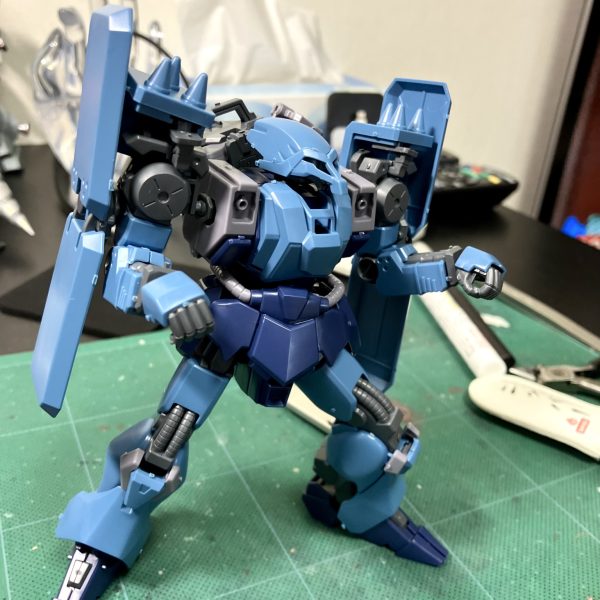 🤸アクロバティックな登場シーンでダイナミックエントリーをかました、近接接近戦特化型モビルスーツ、シュツルム•ガルスですね🥴　軽量タイプに改造されて昇竜拳もラクラク💪🤗なのでフレーム剥き出しの全身はメタリックマーカーチャンス多め🎰🥰　あとはケンプファーの再来チェーンマインが付属🤩　ランナー切り離し➡️スジボリ起こし➡️ゲート処理➡️スミ入れ➡️デカール、想像しただけでお腹いっぱい🈵😮‍💨（3枚目）