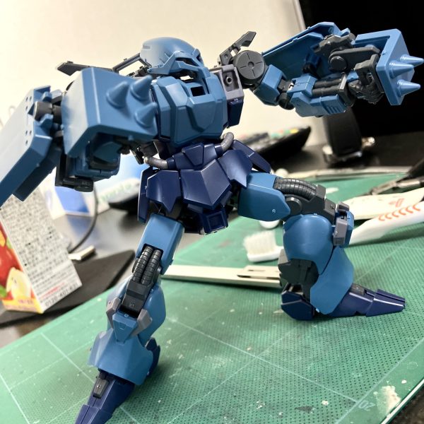 🤸アクロバティックな登場シーンでダイナミックエントリーをかました、近接接近戦特化型モビルスーツ、シュツルム•ガルスですね🥴　軽量タイプに改造されて昇竜拳もラクラク💪🤗なのでフレーム剥き出しの全身はメタリックマーカーチャンス多め🎰🥰　あとはケンプファーの再来チェーンマインが付属🤩　ランナー切り離し➡️スジボリ起こし➡️ゲート処理➡️スミ入れ➡️デカール、想像しただけでお腹いっぱい🈵😮‍💨（2枚目）