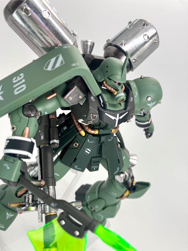 メタルパーツに遜色ない輝きのメッキシルバー、各所パイプや関節箇所もメタリックマーカーで超合金っぽい雰囲気を🥰