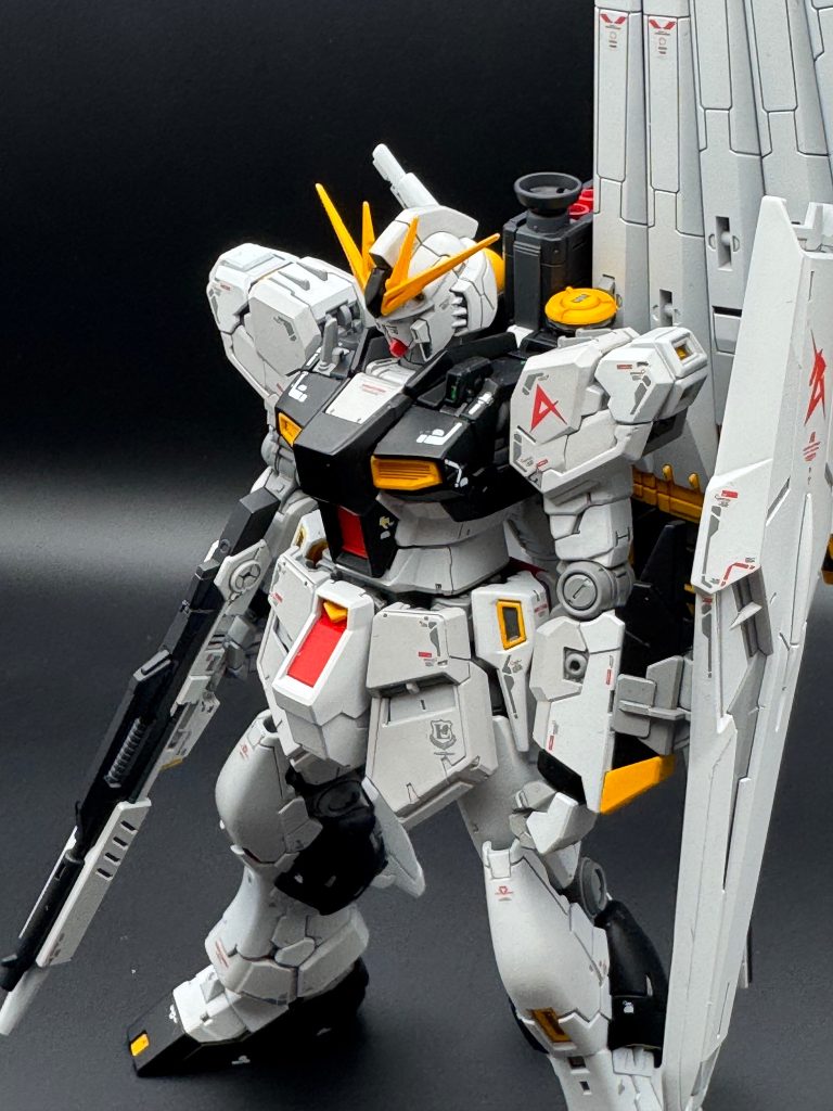 丁寧に面処理をすれば素直にカッコいいνガンダムが完成します。