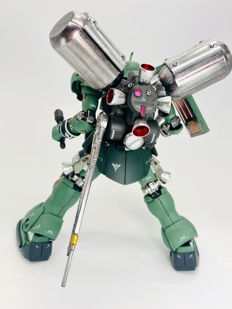 背面のカウンターウェイト兼スタビライザーもメタリックマーカーたっぷりと🥳