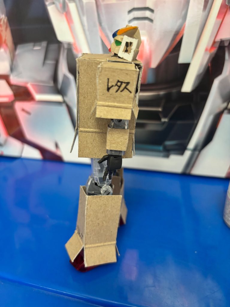 横耳の白いところは修正テープ