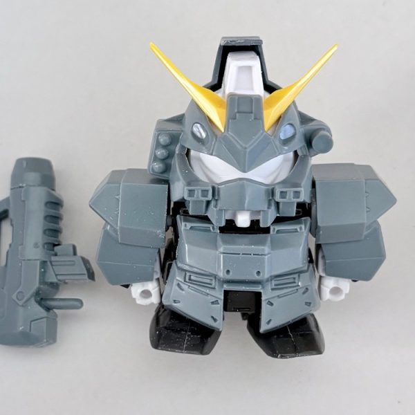 懐かしのBB戦士アレックスを早速仮組みしてみた。ロボット魂のアレックスを参考にヤスリ掛けを行い、口の部分をシャープにした。うん、これやるだけでもかなり印象が違う・・・。今回の目標は横井画伯を意識しつつ、アレックスのガトリングの構えが取れるようにするのが目標(gundam-kao2)ちょっと難しいけどやりがいがありそう(zaku-kao5)（1枚目）