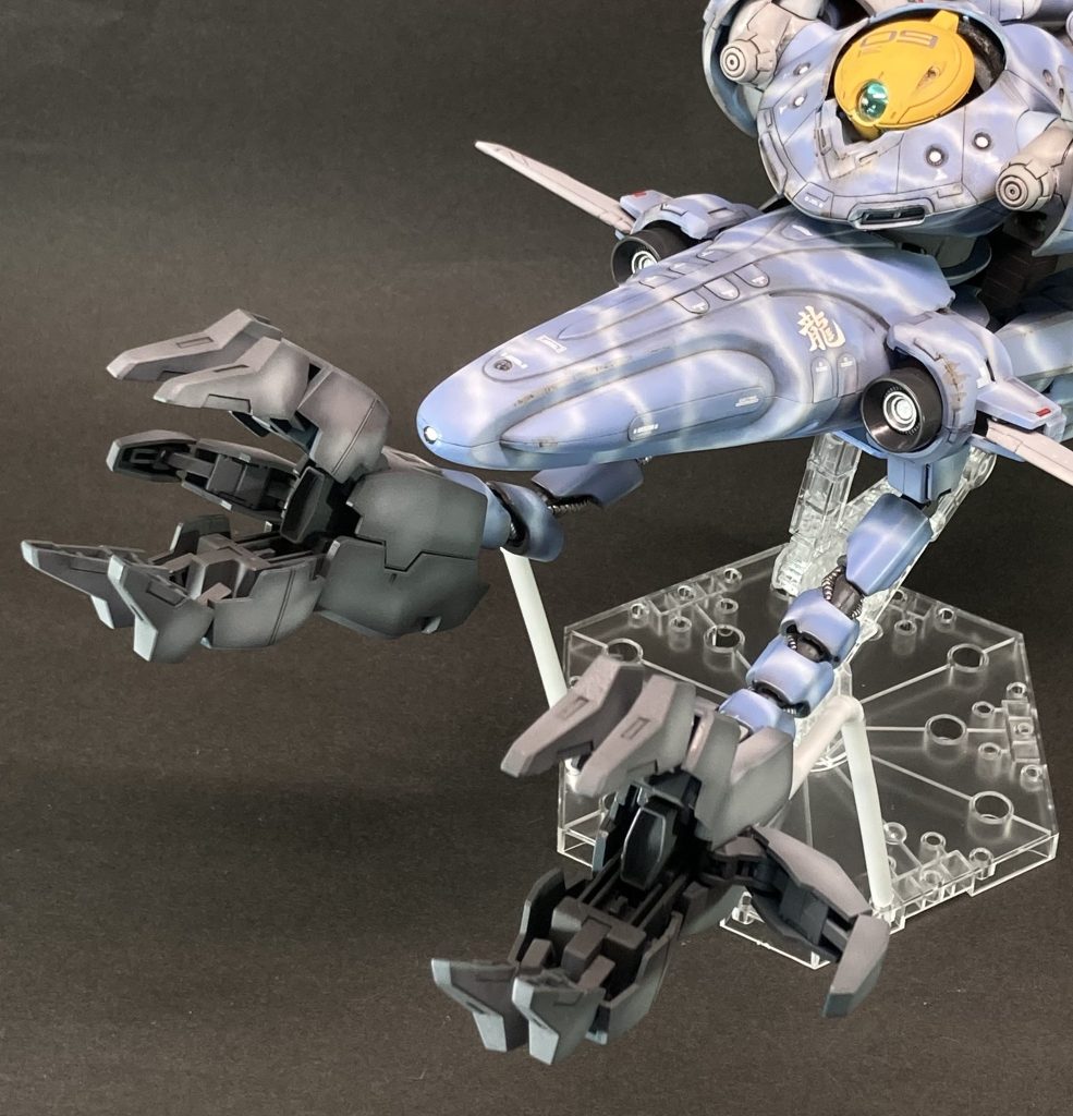 ドラゴンクローは、ラファエルガンダムから（ヤフオクでクローだけ買えました！）。迷彩のないクローと推進ユニットはグラデーション塗装をがんばりました･･･が、諸先輩方のような綺麗なグラデはできないじゃないかーっ！　ふぉ、ふぉ、ふぉ、まだまだじゃのう～（誰？）