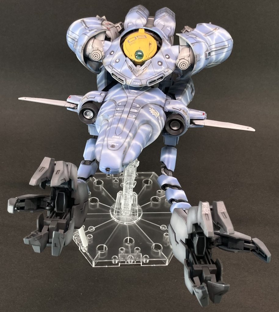 左右一対の巨大な手（？）はドラゴン・クローと呼ばれる。航行時には後方に向けて機体側面に沿うように格納され、接近戦では大型のツメが強力な一撃を繰り出す。この構造にはグラブロとの共通性が見られる。
