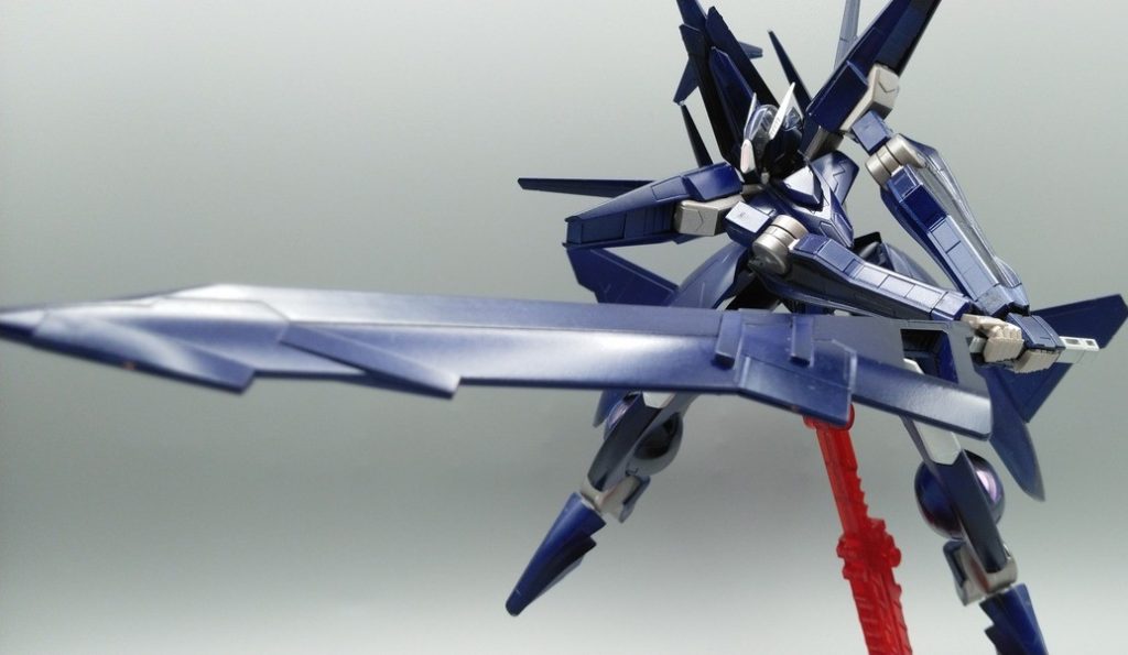 両手持ちでも。余談ですが、このアルケーガンダムが個人的に全ガンダム作品でも最も好きなMSだったりします(gundam-kao6)the・悪役といった見た目や活躍、パイロットの魅力含め大好きです。パイロットのアリー・アル・サーシェスも全作品の中で最も好きなキャラの一人です。あの突き抜けた悪役としての魅力、自分の欲望のためにただひたすら戦争を求める(ある意味での)芯の強さ、00のテーマである「対話」を真っ向から否定する存在、全てが放送当時から印象に残りいつの間にかお気に入りのキャラになっていました。作中や小説版でやってることはド外道の極みですが(gundam-kao5)