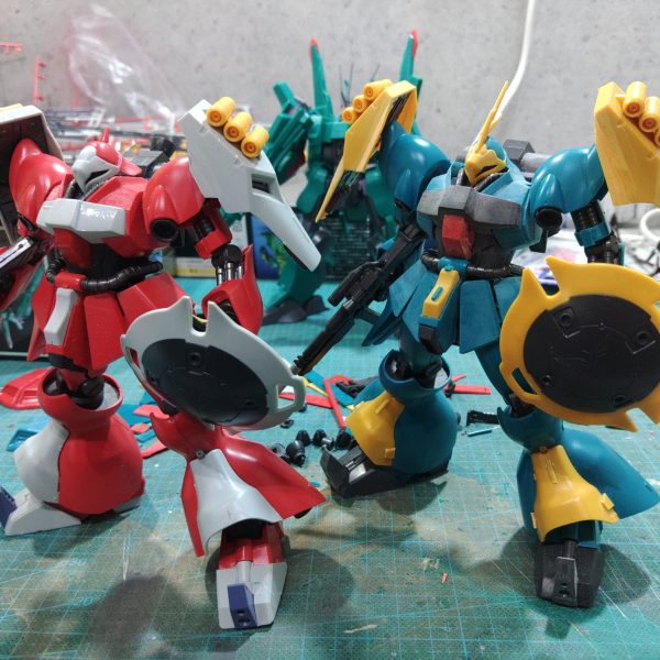 このあと、ツヤ消しスプレー→デカール貼り→ツヤ消しスプレー→化粧ディテールアップで完成シールドはリバウの余剰パーツのシナンジュ用シールドの持ち手を改造して手持ち式にしてみた装飾は縦線で細さを強調しつつギュネイ機と差別化をしている（3枚目）