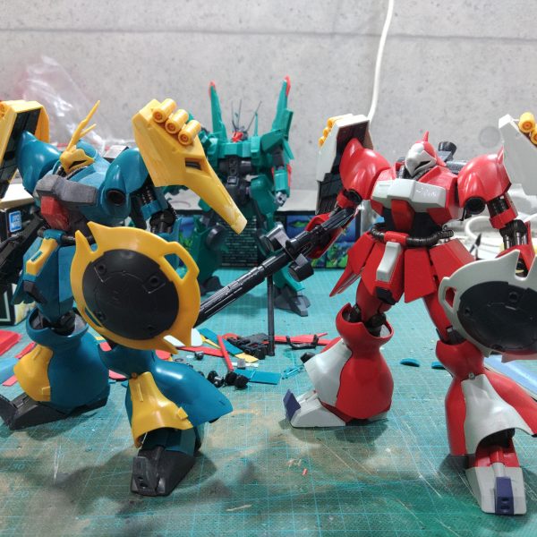 このあと微調整したあと、ツヤ消しスプレー→デカール貼り→ツヤ消しスプレー→化粧ディテールアップで完成シールドはシナンジュスタイルの余剰パーツのシナンジュ用シールド持ち手を改造して手持ち式にしてみた装飾は頑強さを引き立てるために横線をメインにクェス機と差別化をしている（5枚目）