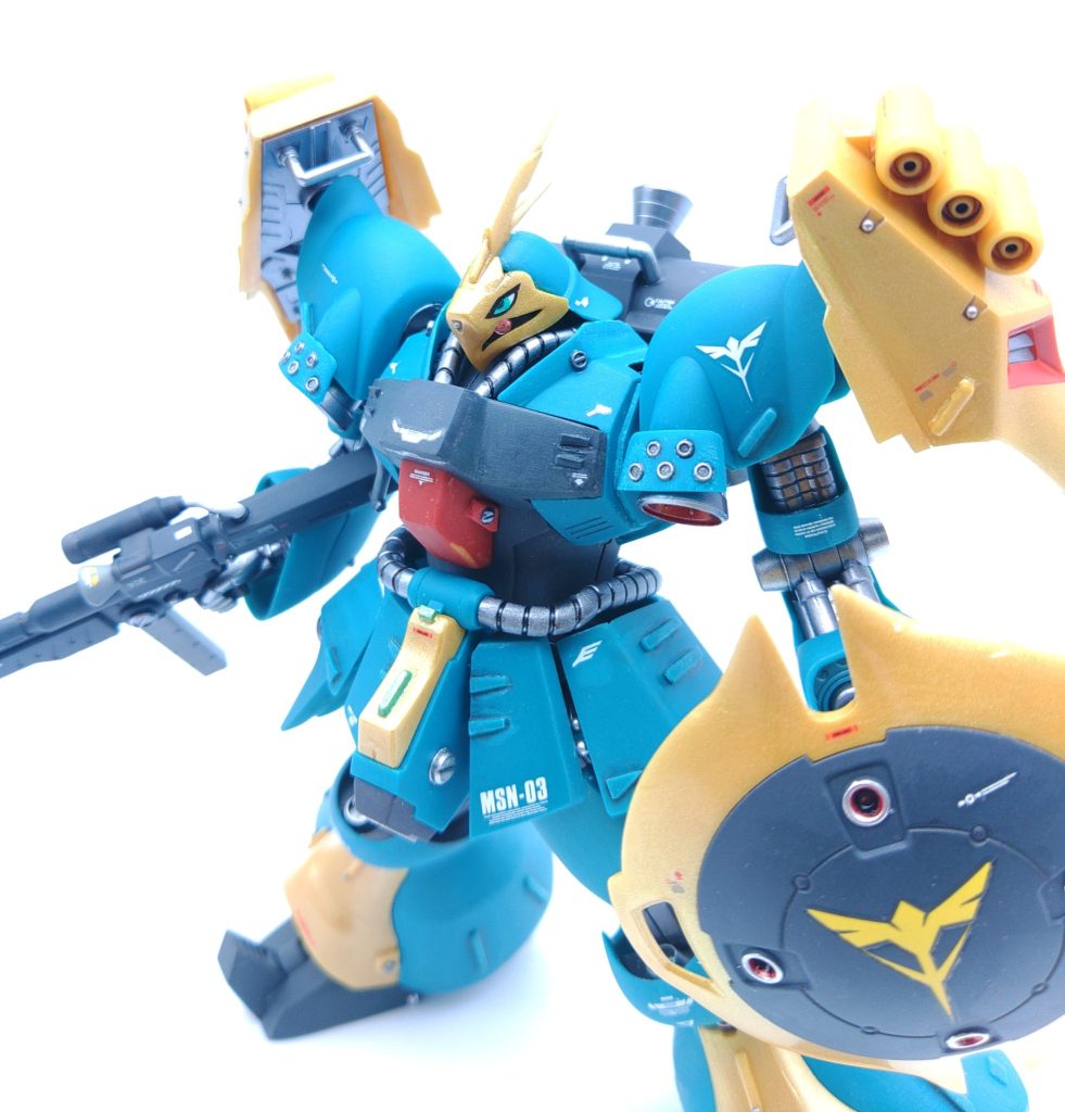 その他ディテールはカラープラ板と市販のパーツをつかっています。クェス機と比較した時にマッシブになることを意識して改造しました。