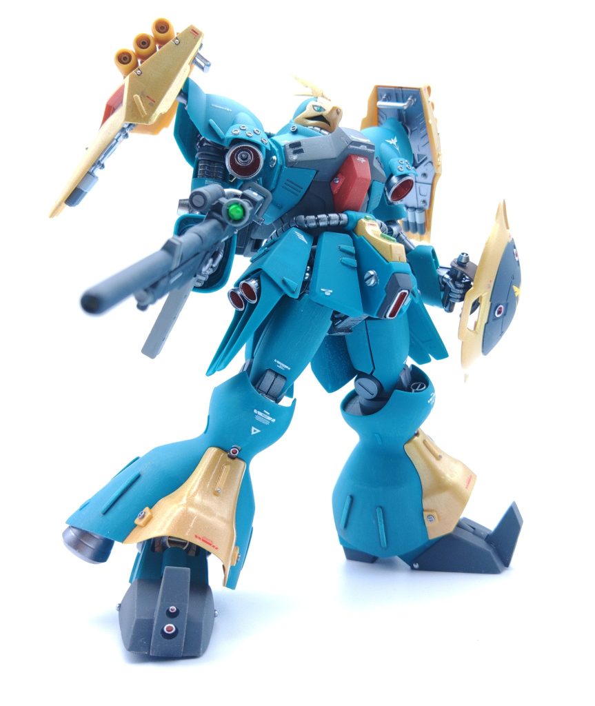 HGUCのヤクト・ドーガ(ギュネイ専用機)は2007年今から約20年前発売です。2026年の今となっては、アーティファクトでアレンジされたヤクトドーガ、REで設定画に近づけたうえで面取りを煮詰めたヤクトドーガとそれぞれ両極を究めたともいえる良い造形が発表されています。これらの両極の解答が出揃っている現代にやや旧キットとなりつつあるHGUCのヤクト・ドーガの立ち位置を見ていきたいと思います。設定画からするとやや人型体型よりのアレンジがなされていますが、HGUCギラドーガからの正統性強化機としての良バランスでしあがっていてカッコいいです。特筆すべきは説明書の色指定がギュネイ機の黄色はゴールド、クェス機の白はシルバーと言いきるなど、なかなかに大胆な色指定をしてくることです。立体として見た時に、基本色を色味の近い金属色としてアレンジして塗るのはハッタリが効いて効果的なので、これはこれでこの時代が目指すガンプラの方向性だっかのかな？とも思います。金属色は隠蔽力も高いので塗装のしやすさの理にも叶っています。同時に、狭い面やワンポイントならともかく、広い面をゴールドにしてしまうと全体の色調が暗くなってしまうというデメリットもあると思います。ギュネイ機の黄色部分の成型色はゴールドというよりはラメが入った黄色なので、黄色とゴールドの中間をとったこの成型色はなかなかに良いのですが、『どこがゴールドやねん？』と思わなくもないですね。キットの気になるところとしては、そのまま作るとギュネイ機の特徴である額の鷹の目ペイントの目力が弱いといったところでしょうか？